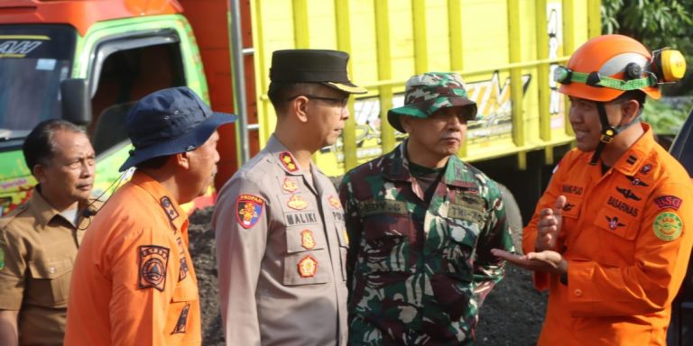 Akses Jalan ke Lokasi Menjadi Kendala Saat Proses Pencarian Dan Evakuasi Korban Tanah Longsor Di Trenggalek
