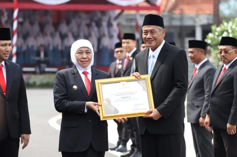 PEMKAB TUBAN RAIH JUARA III JDIH SE-JATIM, WABUP JOKO SARWONO TERIMA PENGHARGAAN DARI GUBERNUR