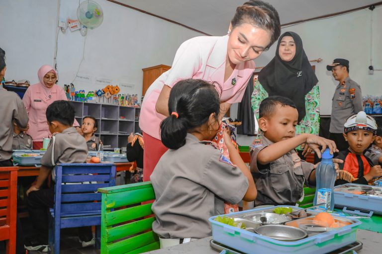 Wujudkan Asta Cita, Polres Ngawi Berbagi Makanan Bergizi dan Susu di Taman Kanak – kanak