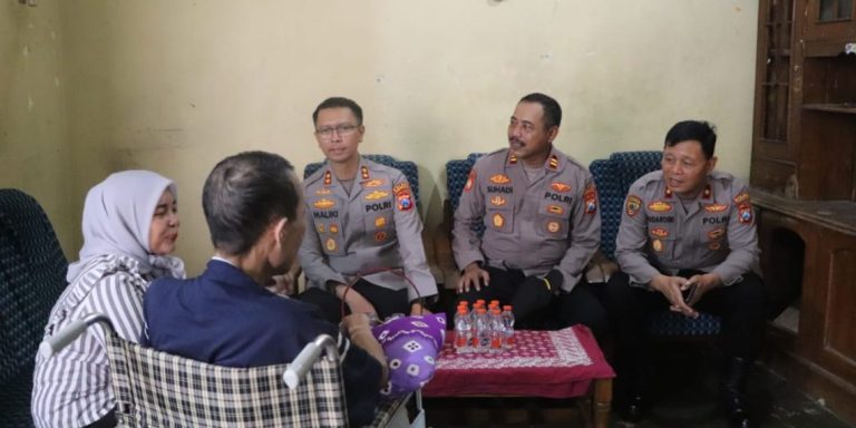 Inspiratif, Kapolres Trenggalek Beri Motivasi dan Doakan Anggota Yang Sakit