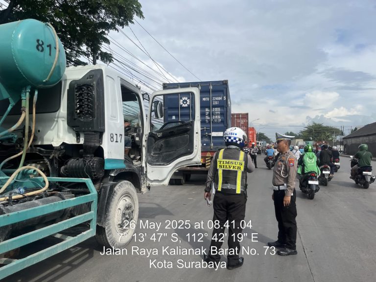 Atur Lalulintas Pagi di Dua Lokasi, Satlantas Polres Pelabuhan Tg Perak Tindak Pelanggar Kasat Mata