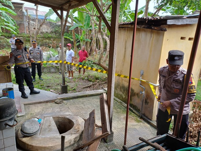Respon Laporan Warga, Polsek Kediri Kota Evakuasi Perempuan Tercebur Sumur 