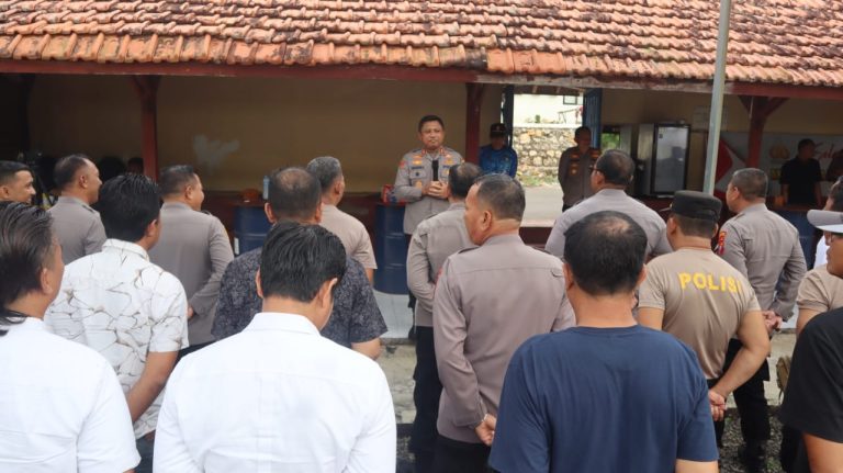 Latihan Menembak, Kapolres Pamekasan Tekankan Pentingnya Kesiapan Anggota Dilapangan