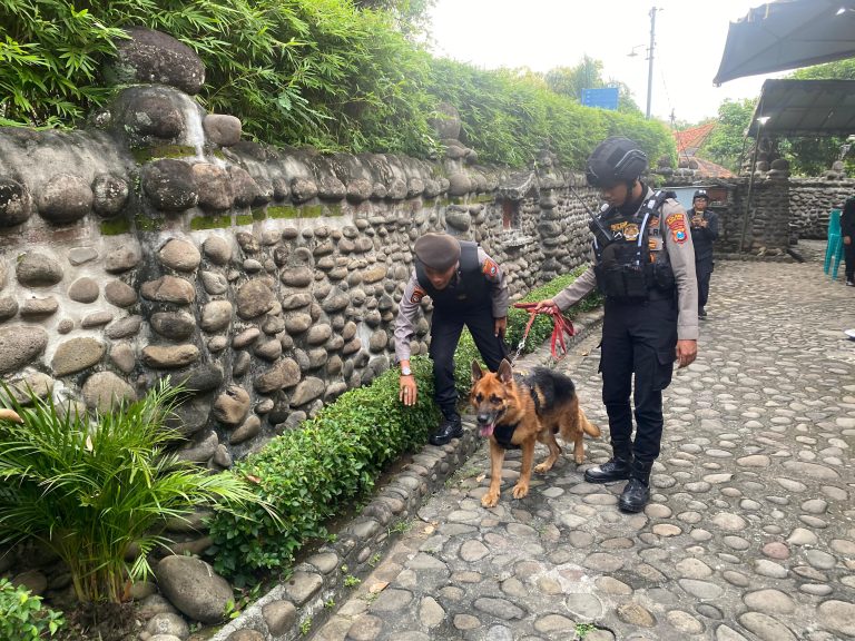 Pastikan Keamanan Jelang Peringatan Kenaikan Isa Almasih, Polres Kediri Kota Sterilisasi di Gereja