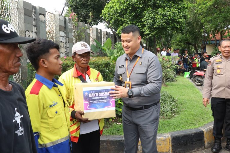 Sespimmen Polri Dikreg ke-65 Gelar Bakti Sosial di Terminal GSN Tanjung Perak, Sasar TKBM dan Pengemudi Bentor