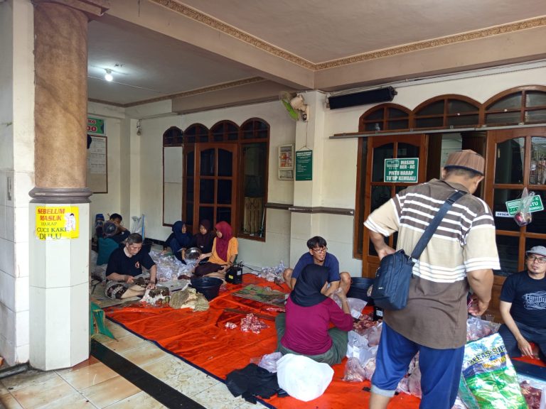 Hari Raya Iedul Adha 1446 Hijriah Masjid Tanbihul Ghofilin sembelih 7 Sapi Dan 18 Kambing Hewan Qurban