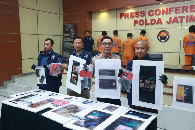 Polda Jatim Amankan 4 Orang Admin dan Anggota Group WA Gay di Surabaya*