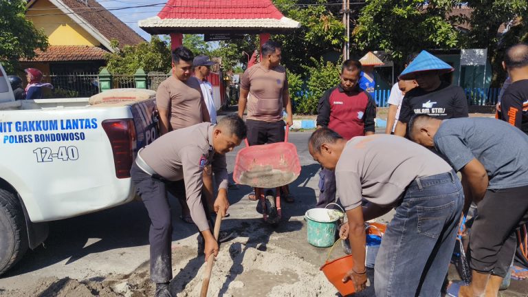 Minimalisir Laka Lantas Polres Bondowoso Tambal Jalan Berlubang: Bakti Polri di Hari Bhayangkara ke – 79