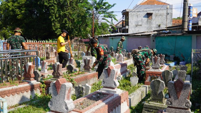 Bakti Religi Polrestabes Surabaya: Bersihkan Makam Pegirikan Bareng TNI dan Bonek Sambut Hari Bhayangkara