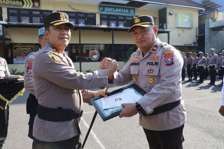 Wujud Apresiasi Kinerja dan Motivasi, Kapolres Pelabuhan Tanjung Perak Beri Penghargaan Anggota Berprestasi.