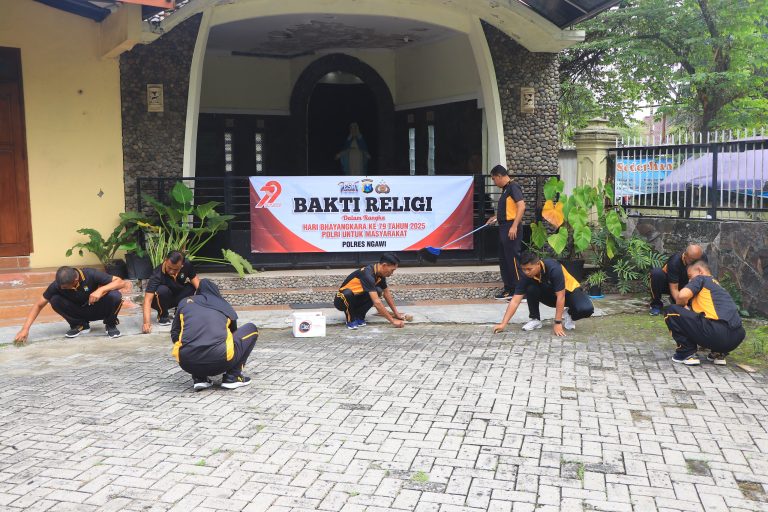 Polres Ngawi Gelar Bakti Religi di Hari Bhayangkara ke -79, Bersih – bersih di Sejumlah Tempat Ibadah