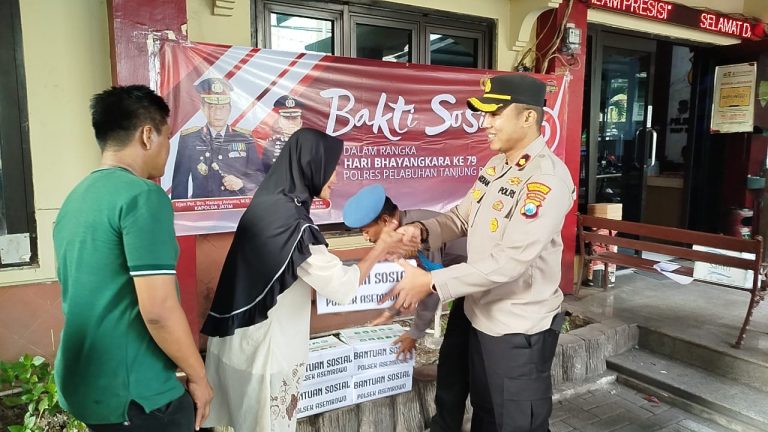 Sambut Hari Bhayangkara ke-79, Polsek Asemrowo Gelar Bhakti Sosial untuk Warga.