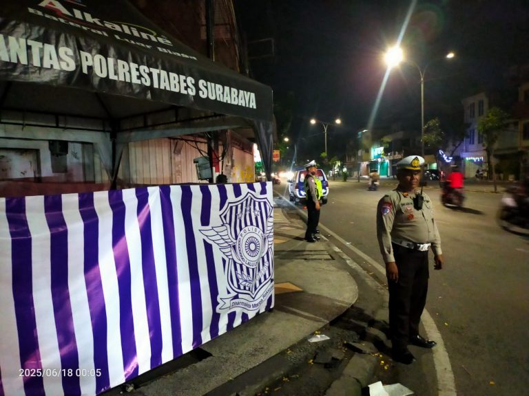 Kanitlantas Polsek Simokerto Pimpin Patroli Antisipasi Konvoi Anarkis di Anniversary Bonek ke-98