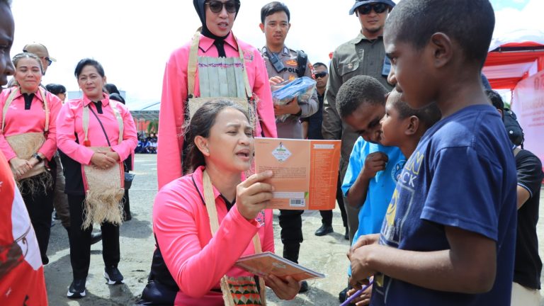 Ketum Bhayangkari Ny. Juliati Sigit Prabowo Lakukan Baksos di Sorong 