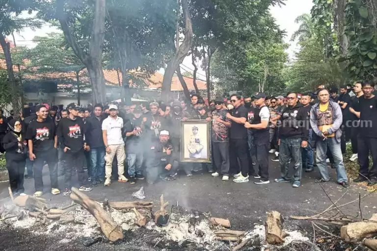 Ribuan Massa Grib dan MAKI Hadang Eksekusi Rumah di Dr Soetomo Surabaya, Tuding Ada Mafia Tanah.!