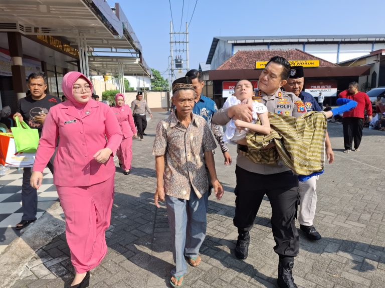 Polres Blitar Gelar Khitan Massal Salurkan Bansos untuk Anak Yatim Piatu dan Difabel di Hari Bhayangkara ke – 79