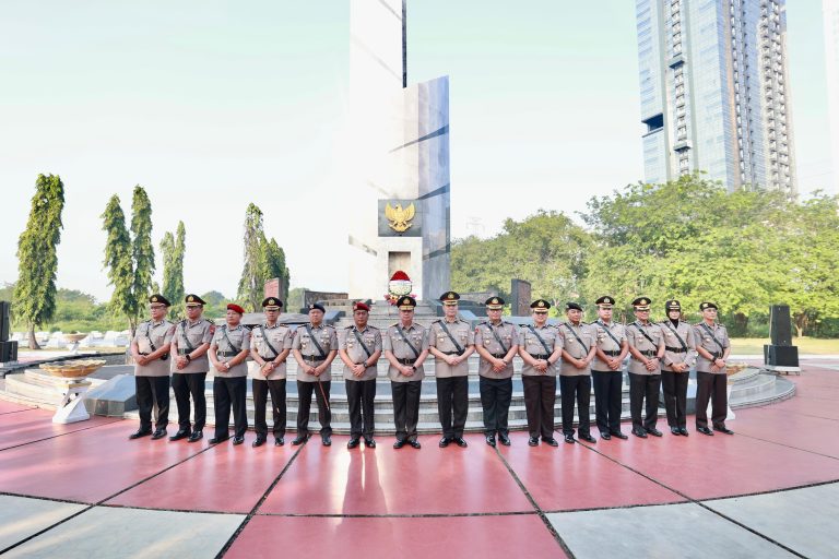 Hari Bhayangkara ke – 79 Polda Jatim Kenang Jasa Para Pahlawan, Ziarah dan Tabur Bunga di TMP