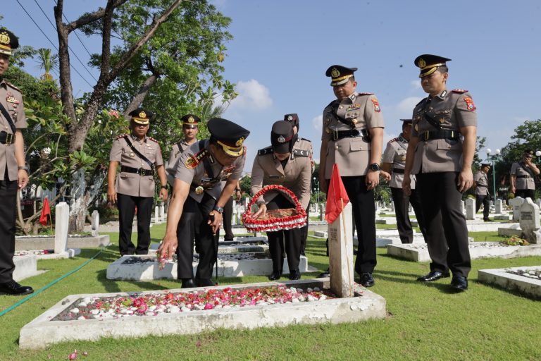 Mengenang Jasa Para Pahlawan, Polrestabes Surabaya Gelar Ziarah Khidmat Sambut Hari Bhayangkara ke-79