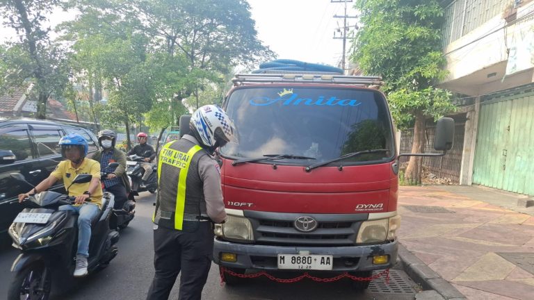 Satlantas Polres Tanjung Perak Himbau Dan Putar Balik Truck Hendak Melintas di Jam Larangan Saat Giat Pagi