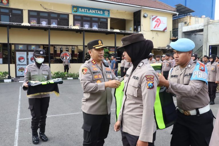 Kapolres Pelabuhan Tanjung Perak, AKBP Wahyu Hidayat pimpin apel kesiapan pengamanan pengesahan warga baru PSHT 2025.