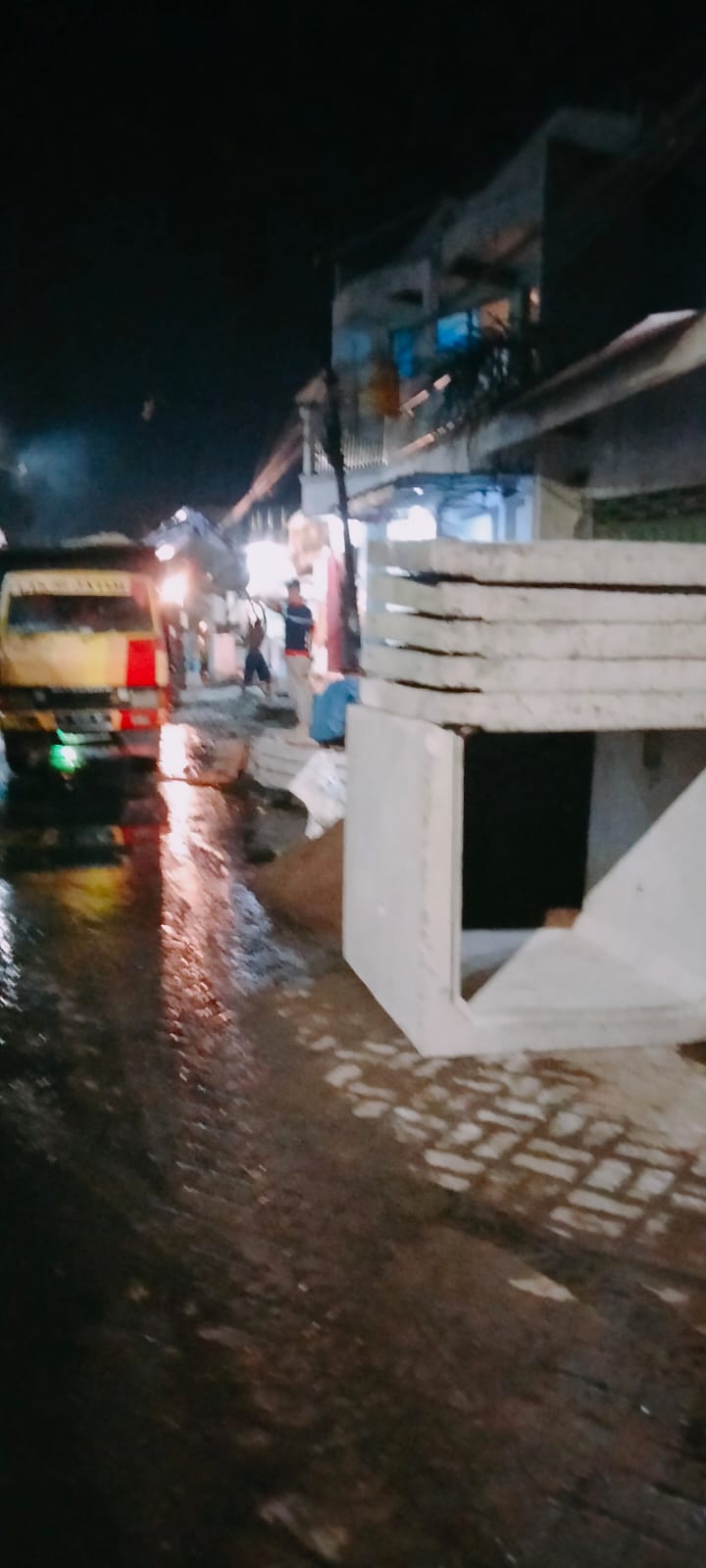 Pemkot Surabaya Diminta Warga Segera Sidak Proyek Saluran Air di Jalan Bulak Rukem Timur 