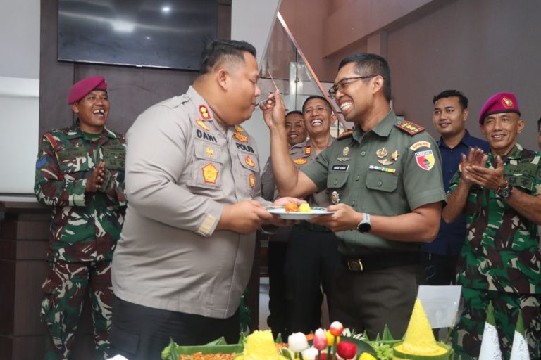 Hadiah HUT Bhayangkara ke-79, TNI Berikan Kejutan Tumpeng Kepada Kapolres Pasuruan