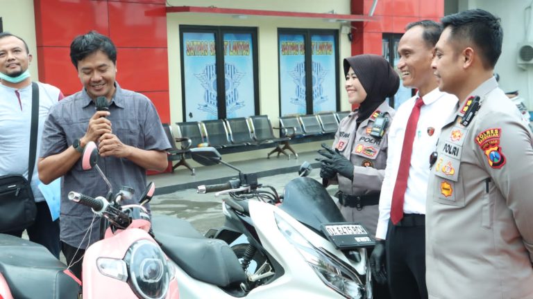 Warga Surabaya Sumringah Terima Motor Dari Polres Bangkalan Yang Hilang 6 Tahun