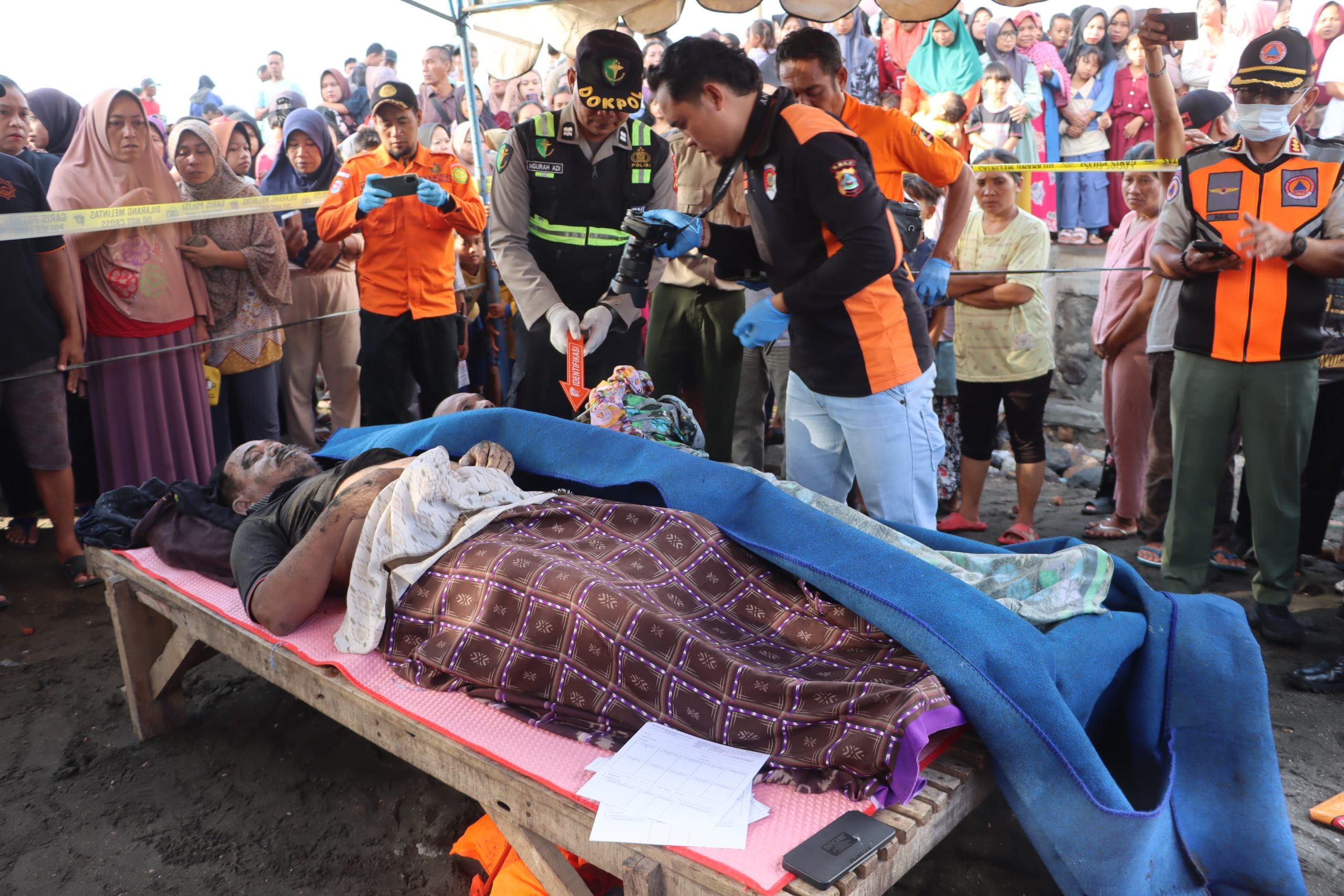 Tim SAR Gabungan Evakuasi 27 Penumpang Korban KMP Tunu Pratama Jaya Tenggelam Di Perairan Selat Bali