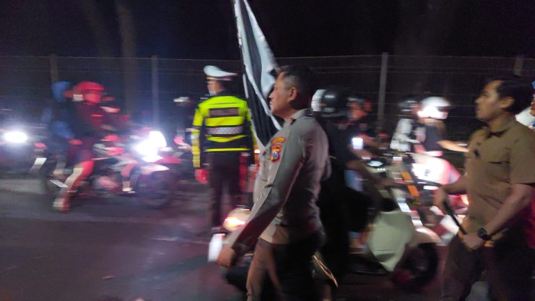 Humanis, Polisi Berhasil Bubarkan Pesilat yang Tutup Akses Jalan Malang – Blitar