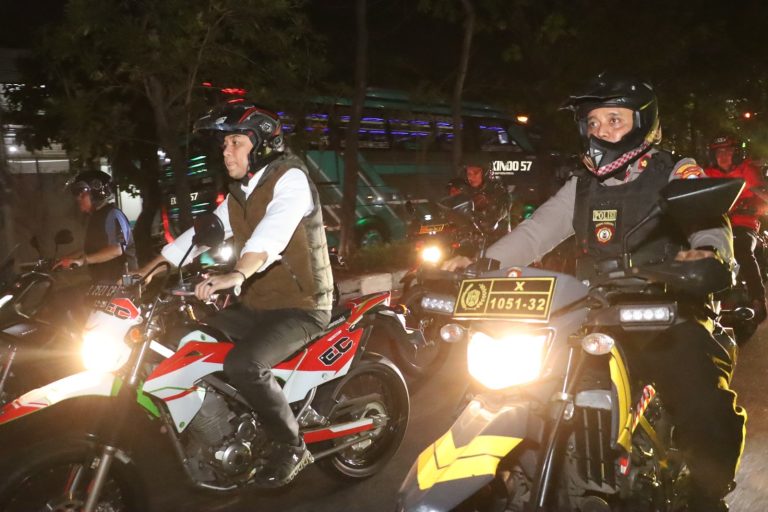Polres Pelabuhan Tanjung Perak Gelar Patroli Gabungan Awasi Pemberlakuan Jam Malam Anak Dibawah Umur.