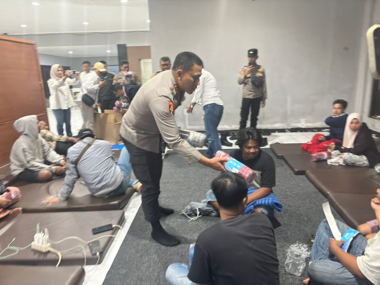 Polresta Banyuwangi dan ASDP Beri Puluhan Selimut dan Matras di Posko Ketapang untuk Keluarga Korban KMP Tunu Pratama