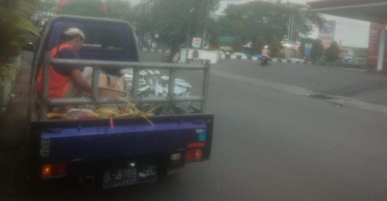 Pemasangan Tiang WiFi di Taman Tengah Jalan Sidoyoso, Milik Linknet Diduga Tidak Berijin