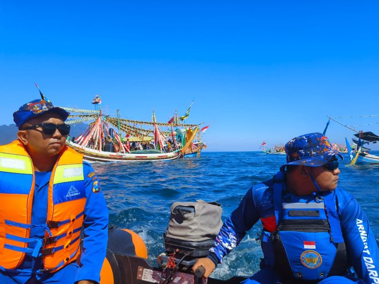 Polres Situbondo Terjunkan Personel Amankan Tradisi Petik Laut dan Selamatan Desa Kilensari*