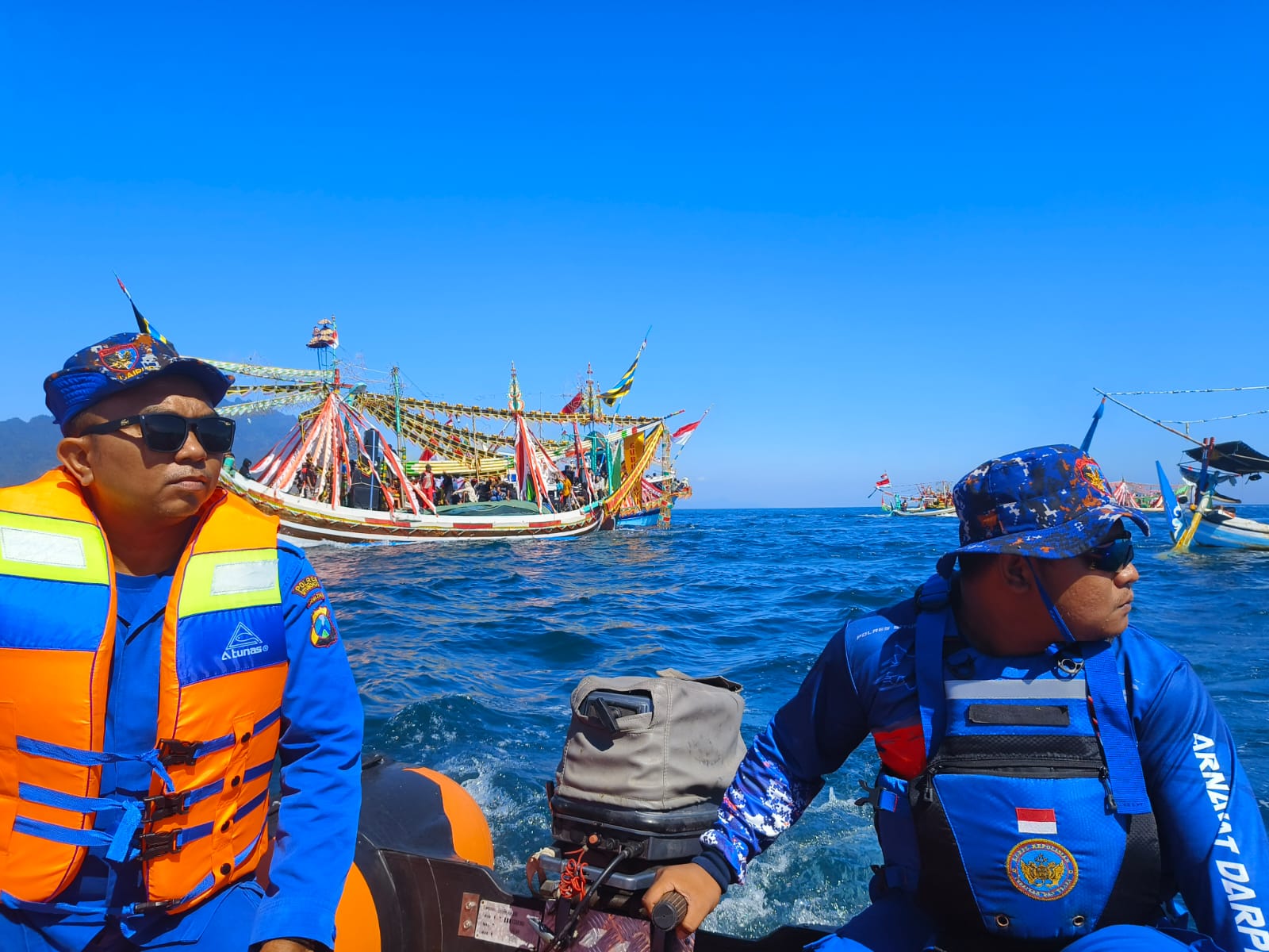 Polres Situbondo Terjunkan Personel Amankan Tradisi Petik Laut dan Selamatan Desa Kilensari*