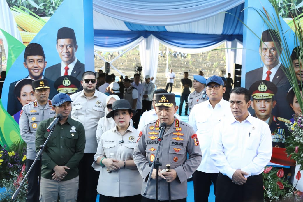 Menhut Serahkan SK Perhutanan Sosial Kepada Kelompok Tani