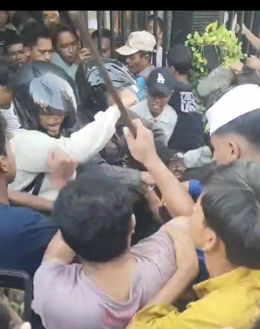 Viral.! Warga Bulak Jaya Hajar Pelaku Curanmor, Polisi Tak Atasi Massa 