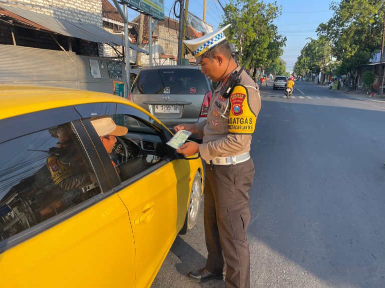 Satlantas Polres Sampang Tindak 89 Pelanggaran Dalam Operasi Patuh Semeru 2025 Dijalan Trunojoyo