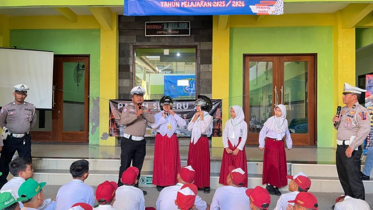 Operasi Patuh Semeru 2025, Polres Mojokerto Edukasi Pelajar Tertib Lalulintas dan Berbagi Helm Gratis