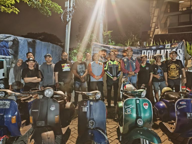 Cangkrukan Satlantas Polres Tanjung Perak Bersama Komunitas Vespa, Pererat Hubungan dan Sosialisasi Operasi Patuh Semeru 2025″