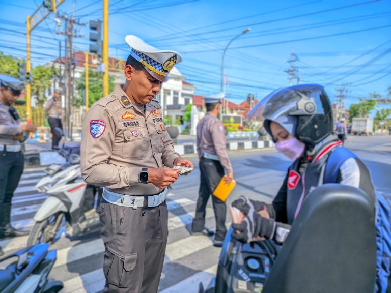 Satlantas polres Sampang operasi patuh Semeru 2025 tilang 97  kendaraan Dan bagian Edukasi ke pengendara