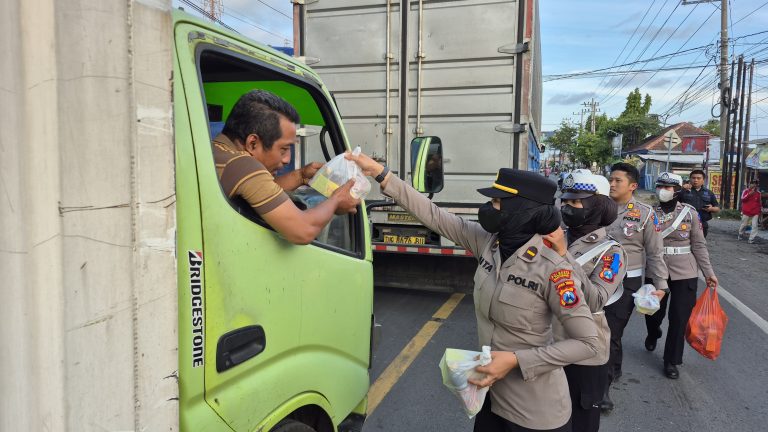 Polresta Banyuwangi Berbagi Mamiri Kepada Pengguna Jalan yang Terjebak Kepadatan Pelabuhan Ketapang