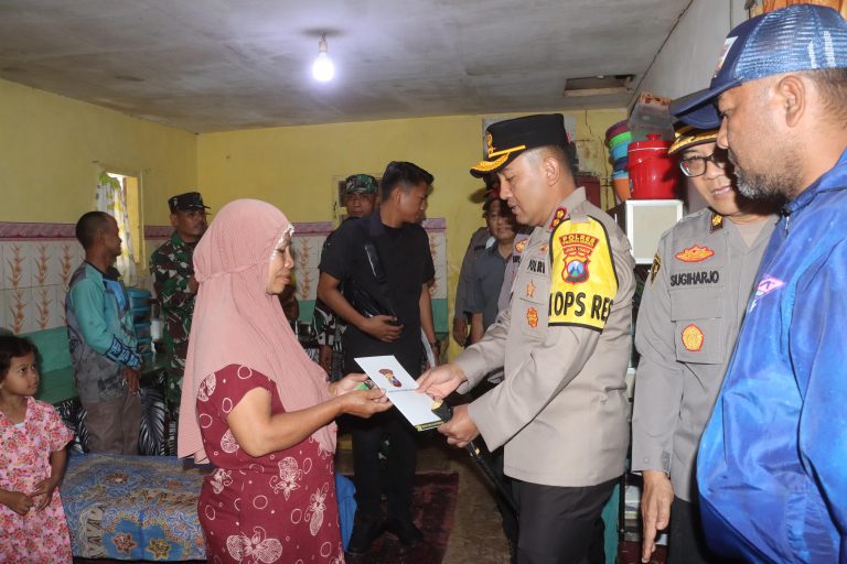 Kapolres Probolinggo Serahkan Bantuan Untuk Warga Terdampak Gempa di Tiris