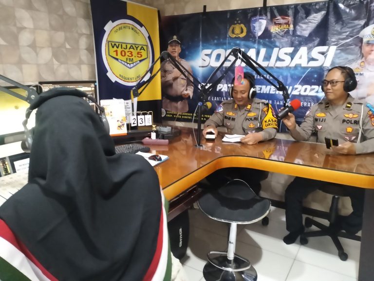 Bersama Media Satlantas Polres Pelabuhan Tanjung Perak Gencarkan Sosialisasi Operasi Patuh Semeru 2025.