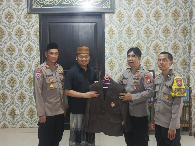Silaturahmi dan Sinergi: Polres Tanjung Perak Serahkan Jas Dai Kamtibmas di Ponpes Tarbiatul Ulum