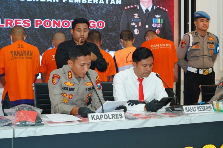 Polres Ponorogo Berhasil Ungkap Pencurian Modus Pecah Kaca Mobil Tersangka Ditangkap di Batam