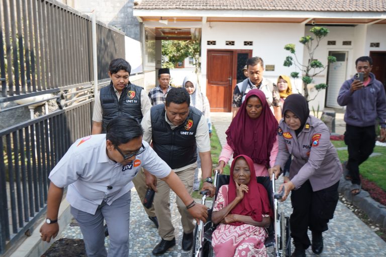 Polres Probolinggo Fasilitasi Penjemputan Ibu Nortaji yang Sempat Dirawat di Griya Lansia Malang