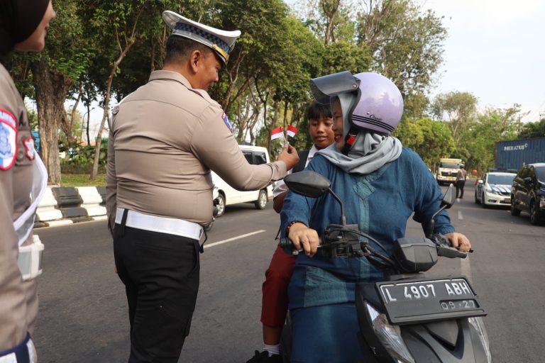 Sambut HUT ke-80 RI, Satlantas Pelabuhan Tanjung Perak Ajak Pengemudi Truk Kibarkan Merah Putih dan Tertib Berlalu Lintas