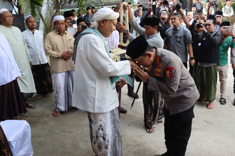 Silaturahmi ke Ponpes Al-Hamidy Banyuanyar, Kapolri: Tanpa Dukungan Ulama Pekerjaan Kami Sangat Berat 