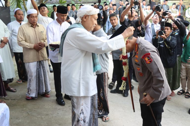 Kapolri Silaturahmi ke Ponpes Al-Hamidy Banyuanyar, Tekankan Sinergitas dan Persatuan