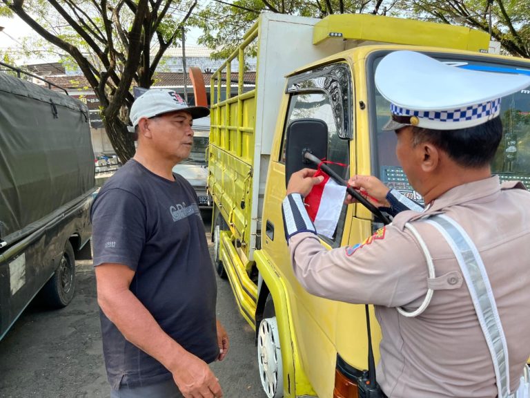 Polres Pacitan Pupuk Jiwa Nasionalisme Jelang HUT ke-80 RI, Berbagi Ratusan Bendera Merah Putih*